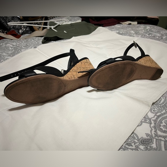 Black wedge Le Chateau sandal - Picture 3 of 7